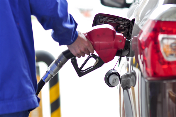 汽油价格持续飙升 需求反弹引发质疑