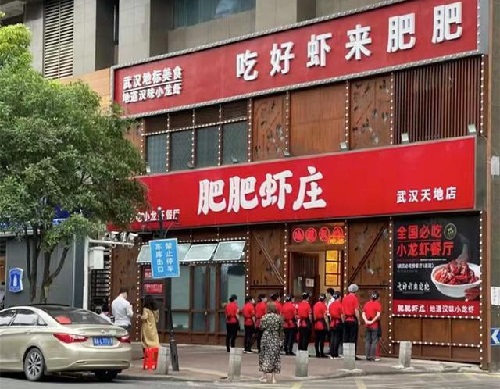 肥肥虾庄武汉天地店被曝用黑油死虾，服务员透露：虾不臭就可以用